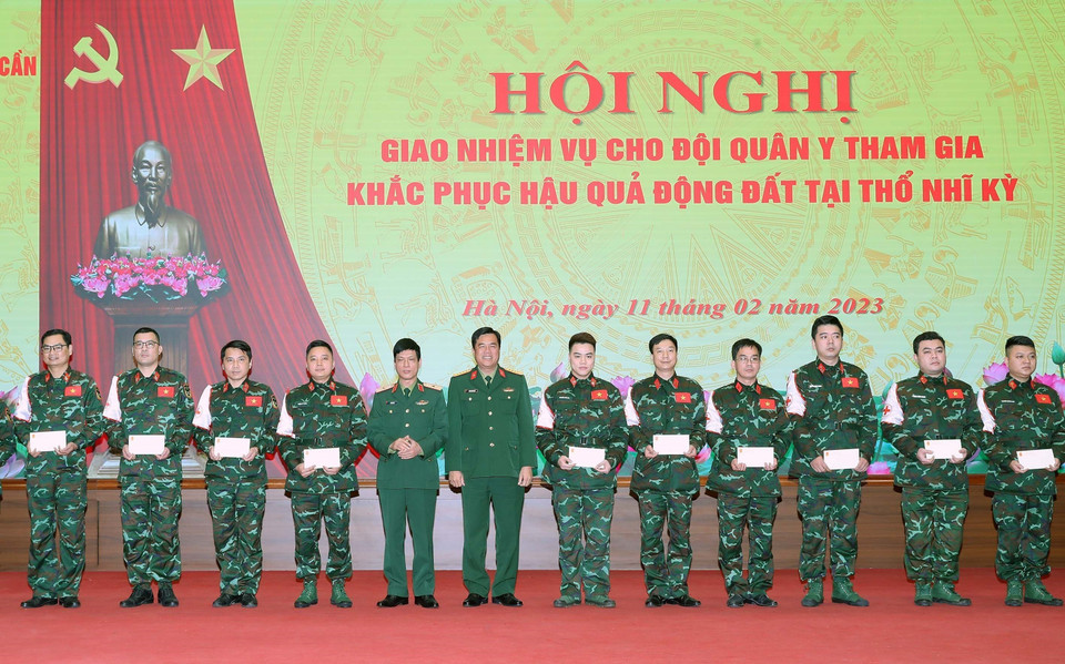 Lãnh đạo Tổng cục Hậu cần tặng quà, động viên cán bộ, chiến sỹ trước khi lên đường. (Ảnh: Trọng Đức/TTXVN)