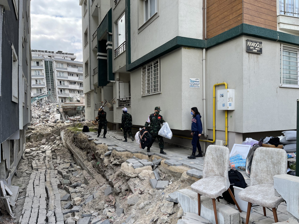 Các chiến sỹ lực lượng cứu hộ, cứu nạn của Quân đội Nhân dân Việt Nam giúp đỡ người dân di chuyển đồ khỏi nơi đổ nát. (Ảnh: TTXVN)