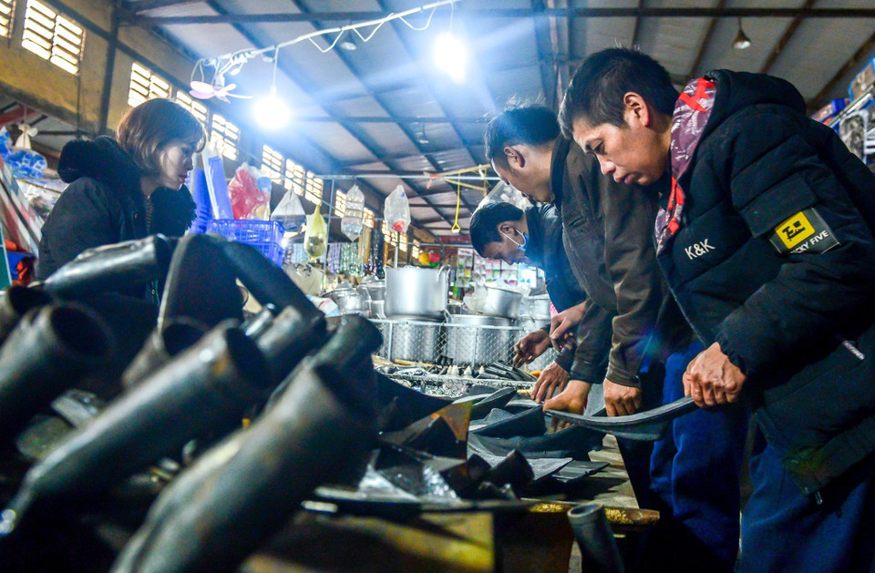 Gian hàng bán cuốc, xẻng, rựa, lưỡi cày... tại Chợ phiên Mèo Vạc (Mèo Vạc, Hà Giang). (Ảnh: Nam Thái/TTXVN)