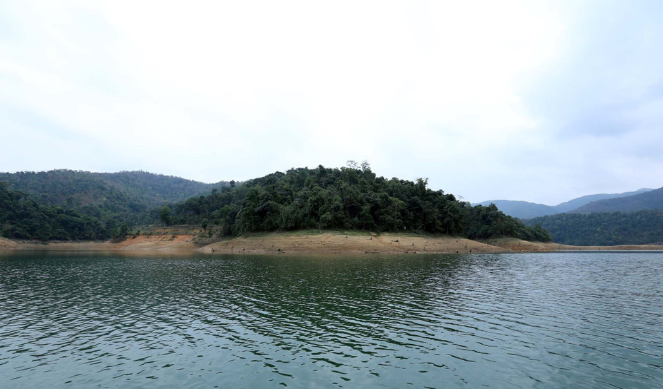 Xung quanh vịnh là những hòn đảo với nhiều thảm thực vật phong phú tạo ra khung cảnh thanh bình. (Ảnh: Quý Trung/TTXVN)