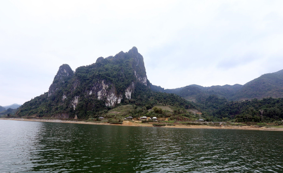 Những dãy núi đá vôi trùng trùng, điệp điệp bao quanh vịnh Pá Khôm tạo ra khung cảnh sơn thủy hữu tình. (Ảnh: Quý Trung/TTXVN)