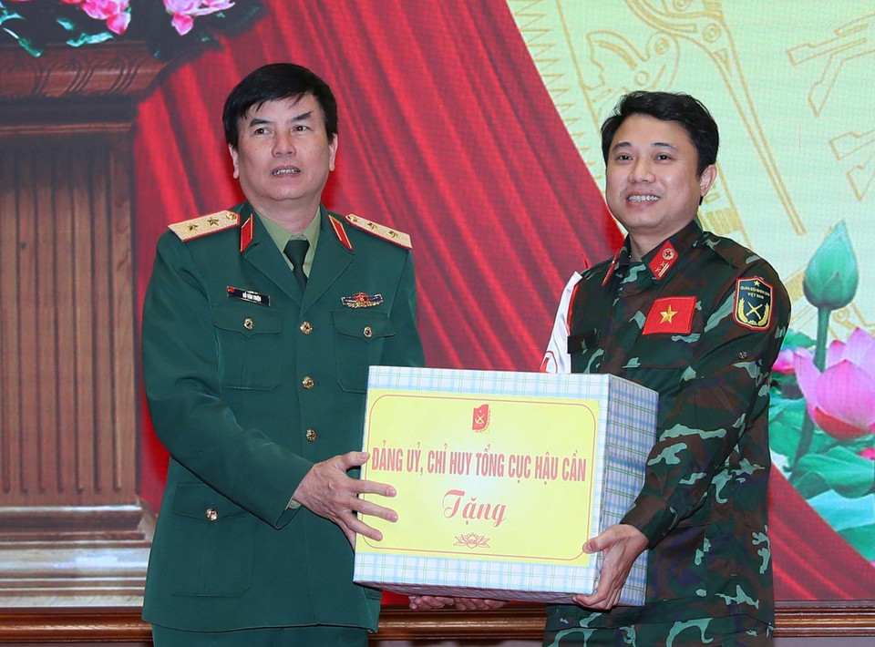 Lãnh đạo Tổng cục Hậu cần tặng quà, động viên cán bộ, chiến sỹ trước khi lên đường. (Ảnh: Trọng Đức/TTXVN)