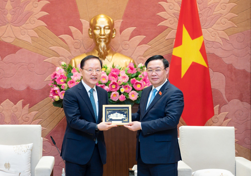 Chủ tịch Quốc hội Vương Đình Huệ tặng quà lưu niệm ông Park Hark-kyu. (Ảnh: Doãn Tấn/TTXVN)