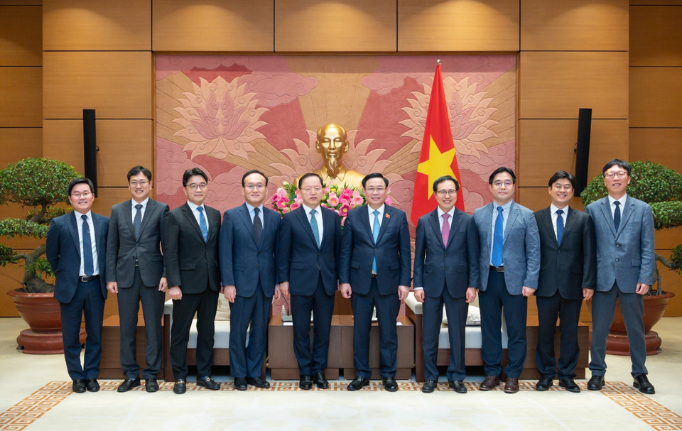 Chủ tịch Quốc hội Vương Đình Huệ chụp ảnh lưu niệm với đại biểu. (Ảnh: Doãn Tấn/TTXVN)