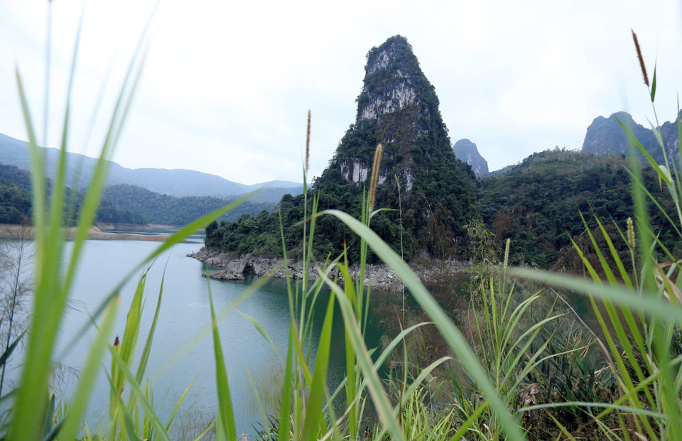 Vịnh Pá Khôm được hình thành từ khi có lòng hồ Thủy điện Bản Chát, thuộc địa bàn xã Pha Mu, huyện Than Uyên, tỉnh Lai Châu, được người dân nơi đây ví như “Vịnh Hạ Long” thu nhỏ giữa núi rừng Tây Bắc bởi vẻ đẹp hoang sơ của thiên nhiên hùng vĩ mà thiên nhiên ban tặng. Thời gian gần đây, vịnh Pá Khôm đã trở thành điểm đến hấp dẫn cho du khách trong và ngoài tỉnh. Bên cạnh cảnh đẹp sơn thủy hữu tình, khi đến đây, du khách được thăm quan những bản làng văn hóa của các dân tộc vẫn còn giữa nguyên được những nét đặc trưng riêng, đồng thời thưởng thức những món ăn do chính người dân nơi đây nuôi trồng, chế biến mang đậm đà bản sắc văn hóa dân tộc Thái, dân tộc Mông. (Ảnh: Quý Trung/TTXVN)