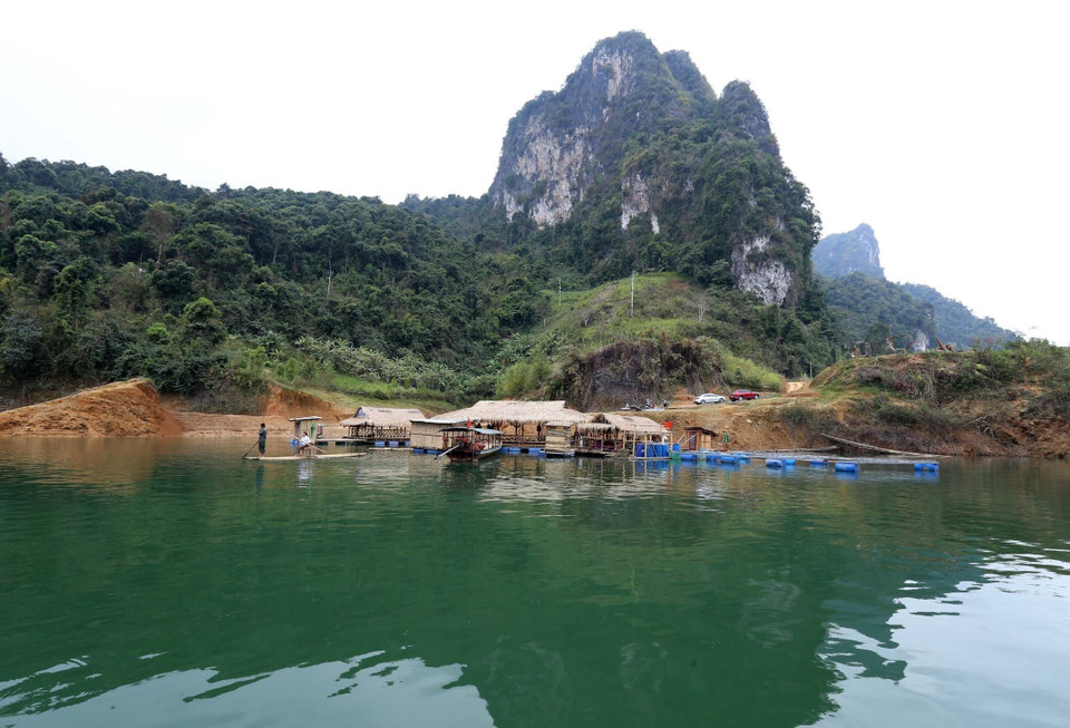 Những ai đã đặt chân đến mảnh đất Than Uyên tỉnh Lai Châu thì không thể bỏ qua một lần đến thăm “Vinh Hạ Long” thu nhỏ giữa núi rừng Tây Bắc. (Ảnh: Quý Trung/TTXVN)