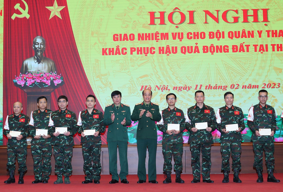 Lãnh đạo Tổng cục Hậu cần tặng quà, động viên cán bộ, chiến sỹ trước khi lên đường. (Ảnh: Trọng Đức/TTXVN)