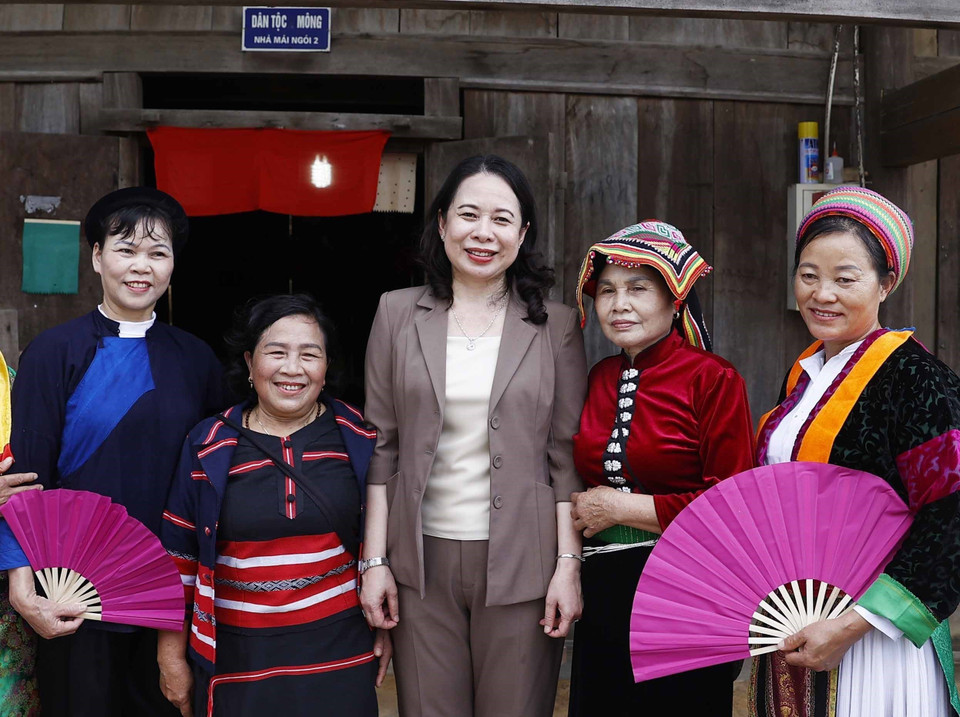 Quyền Chủ tịch nước Võ Thị Ánh Xuân thăm nhà dân tộc H'Mông. (Ảnh: Thống Nhất/TTXVN)