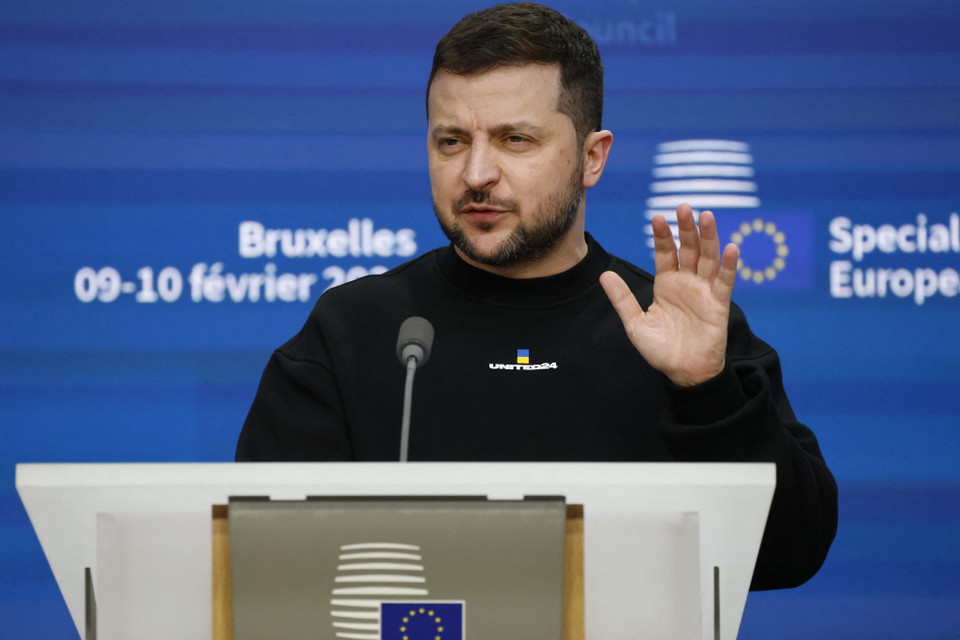 Hội nghị thượng đỉnh đặc biệt của Liên minh châu Âu (EU) diễn ra ngày 9-10/2 tại thủ đô Brussels của Bỉ thảo luận về vấn đề Ukraine, phản ứng của châu Âu trước các chương trình trợ cấp của Mỹ và vấn đề di cư. Ảnh: Tổng thống Ukraine Volodymyr Zelensky phát biểu tại hội nghị ngày 9/2/2023. (Ảnh: AFP/TTXVN)