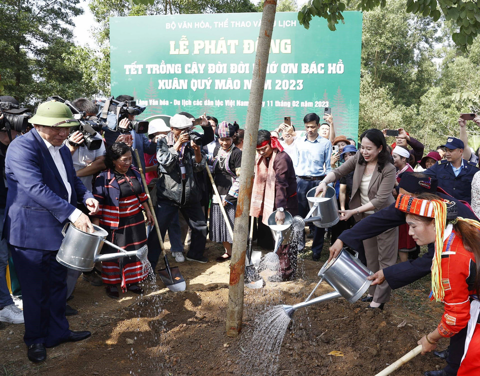 Quyền Chủ tịch nước Võ Thị Ánh Xuân và các đại biểu trồng cây tại Lễ phát động Tết trồng cây đời đòi nhớ ơn Bác Hồ Xuân Quý Mão 2023. (Ảnh: Thống Nhất/TTXVN)