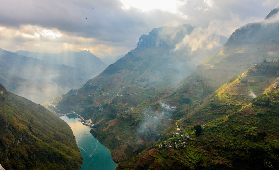 Màu xanh ngọc bích của dòng sông Nho Quế. (Ảnh: Nam Thái/TTXVN)