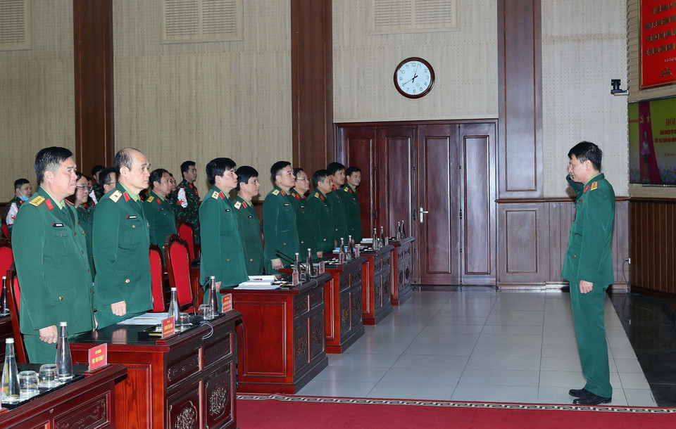 Lãnh đạo Tổng cục Hậu cần và các cơ quan quán triệt nhiệm vụ cho cán bộ, chiến sỹ trước khi lên đường. (Ảnh: Trọng Đức/TTXVN)