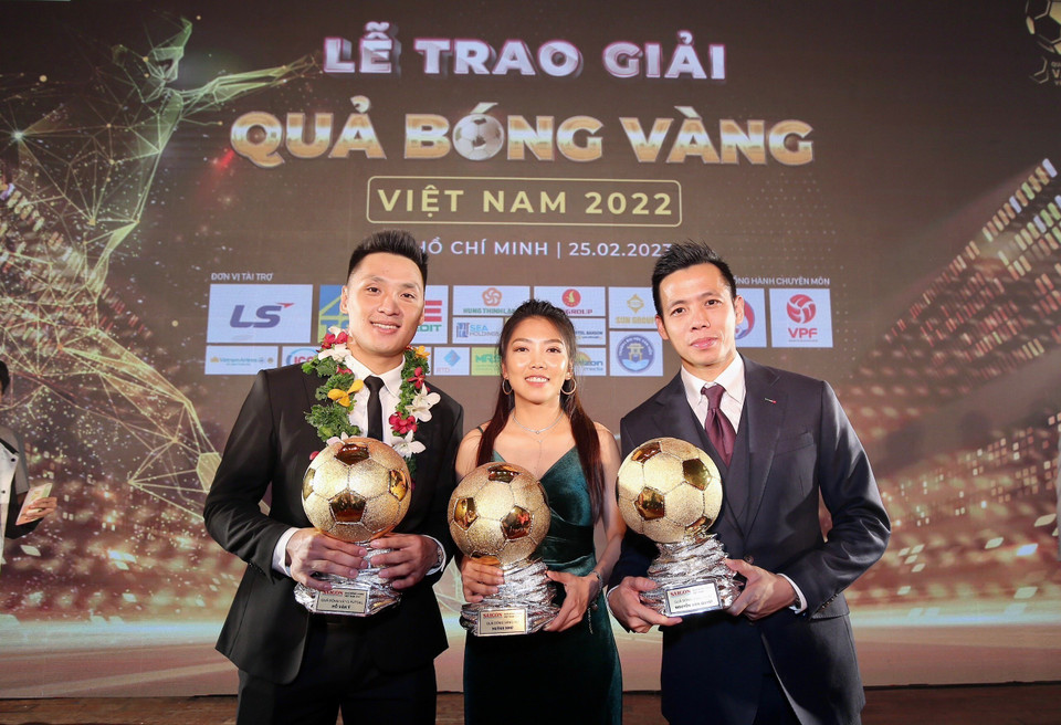 Cầu thủ Nguyễn Văn Quyết (đội Hà Nội FC) - Quả bóng Vàng Nam Việt Nam 2022 (bên phải); cầu thủ Huỳnh Như (đội Thành phố Hồ Chí Minh) - Quả bóng Vàng Nữ Việt Nam 2022 (giữa) và thủ môn Hồ Văn Ý (đội tuyển quốc gia) - Quả bóng Vàng Futsal Việt Nam năm 2022 (bên trái). (Ảnh: Thanh Vũ/TTXVN)