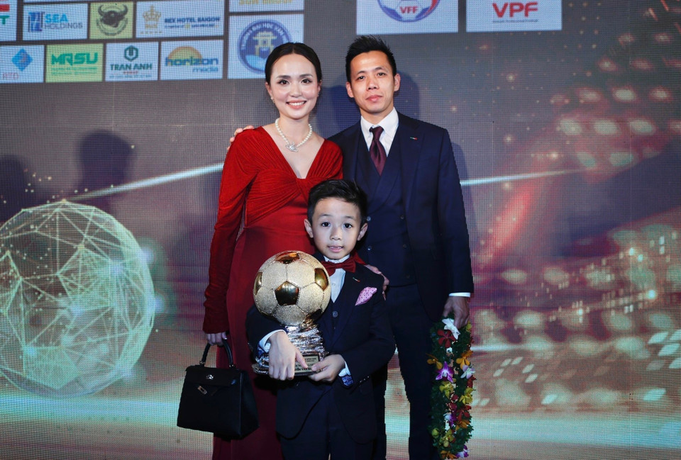 Cầu thủ Nguyễn Văn Quyết (đội Hà Nội FC) - Quả bóng Vàng Nam 2022 cùng vợ và con. (Ảnh: Thanh Vũ/TTXVN)