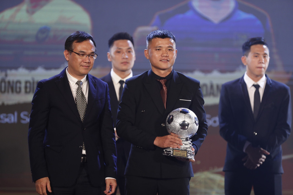 Đại diện Ban tổ chức trao Giải thưởng Quả bóng Bạc Futsal nam cho cầu thủ Khổng Đình Hùng. (Ảnh: Thanh Vũ/TTXVN)