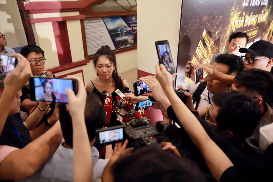 Quả bóng Vàng Nữ Việt Nam 2022 Huỳnh Như trả lời các câu hỏi của phóng viên báo chí. (Ảnh: Thanh Vũ/TTXVN)