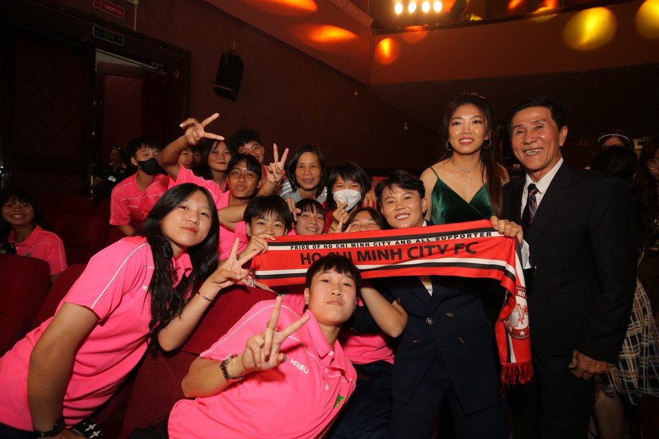 Quả bóng Vàng Nữ Việt Nam 2022 Huỳnh Như cùng các nữ tuyển thủ quốc gia tại lễ trao giải. (Ảnh: Thanh Vũ/TTXVN)