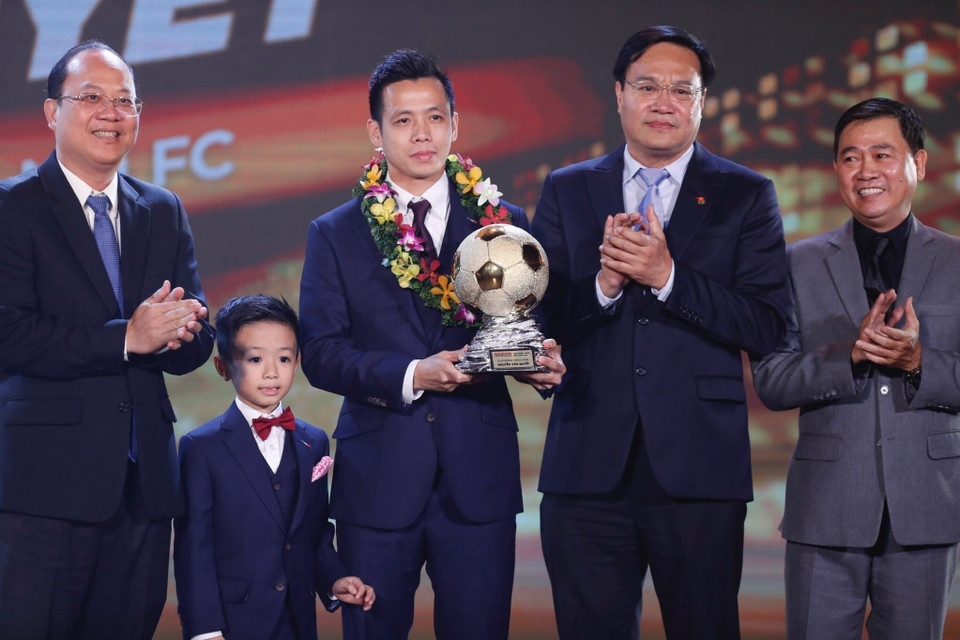 Phó Bí thư Thành ủy Thành phố Hồ Chí Minh Nguyễn Hồ Hải (bên trái) trao Giải thưởng Quả bóng Vàng Nam Việt Nam 2022 cho cầu thủ Nguyễn Văn Quyết (đội Hà Nội FC). (Ảnh: Thanh Vũ/TTXVN)