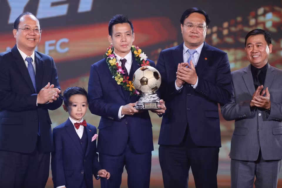 Phó Bí thư Thành ủy Thành phố Hồ Chí Minh Nguyễn Hồ Hải (bên trái) trao Giải thưởng Quả bóng Vàng Nam Việt Nam 2022 cho cầu thủ Nguyễn Văn Quyết (đội Hà Nội FC). (Ảnh: Thanh Vũ/TTXVN)