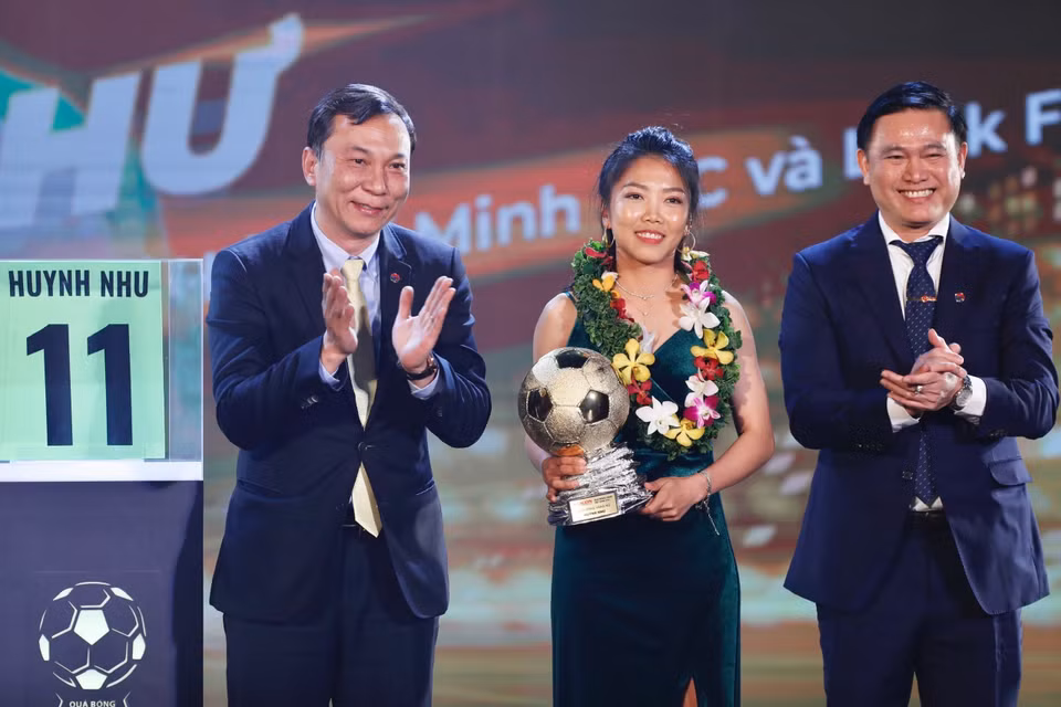 Chủ tịch Liên đoàn Bóng đá Việt Nam Trần Quốc Tuấn và Phó Chủ tịch Liên đoàn Bóng đá Việt Nam Nguyễn Anh Tú trao giải thưởng Quả Bóng Vàng Nữ Việt Nam năm 2022 cho cầu thủ Huỳnh Như, đội Thành phố Hồ Chí Minh. (Ảnh: Thanh Vũ/TTXVN)