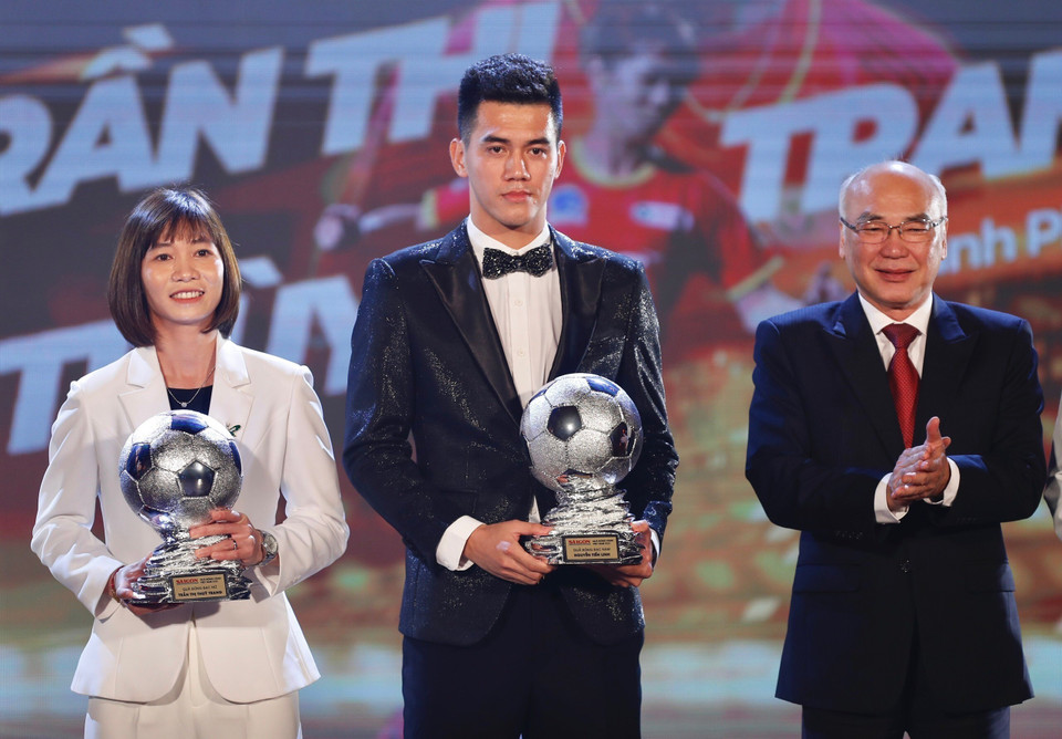 Trưởng Ban Tuyên giáo Thành ủy Thành phố Hồ Chí Minh trao Giải thưởng Quả bóng Bạc Nam Việt Nam năm 2022 cho cầu thủ Nguyễn Tiến Linh, đội Becamex Bình Dương và Giải thưởng Quả bóng Bạc Nữ Việt Nam năm 2022 cho cầu thủ Trần Thị Thùy Trang, đội Thành phố Hồ Chí Minh. (Ảnh: Thanh Vũ/TTXVN)