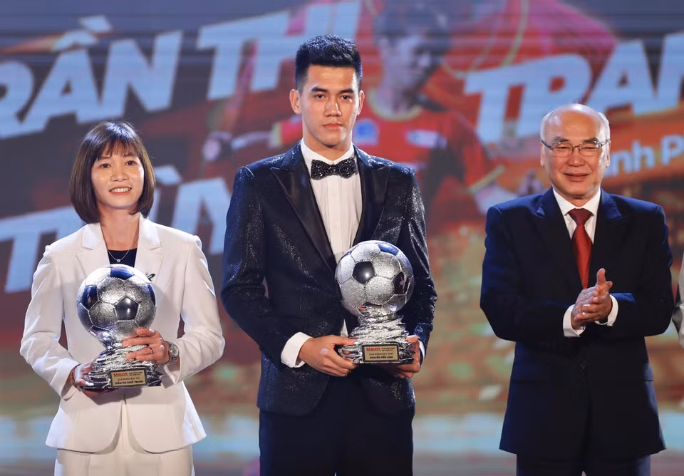 Trưởng Ban Tuyên giáo Thành ủy Thành phố Hồ Chí Minh trao Giải thưởng Quả bóng Bạc Nam Việt Nam năm 2022 cho cầu thủ Nguyễn Tiến Linh, đội Becamex Bình Dương và Giải thưởng Quả bóng Bạc Nữ Việt Nam năm 2022 cho cầu thủ Trần Thị Thùy Trang, đội Thành phố Hồ Chí Minh. (Ảnh: Thanh Vũ/TTXVN)
