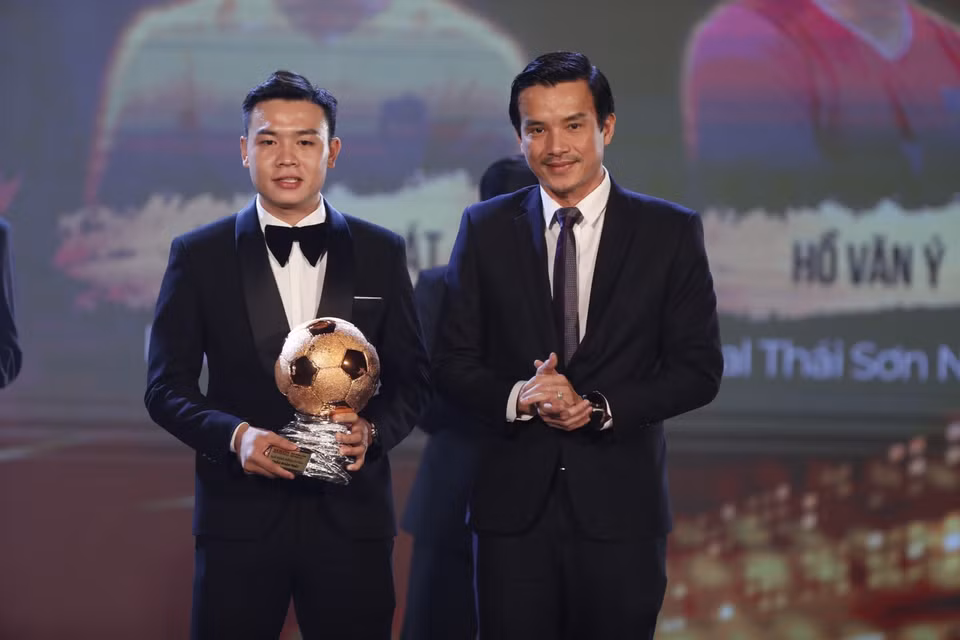 Phó Giám đốc Sở Văn hóa và Thể thao Thành phố Hồ Chí Minh Nguyễn Nam Nhân trao Giải thưởng Quả bóng Đồng Futsal năm 2022 cho cầu thủ Châu Đoàn Phát. (Ảnh: Thanh Vũ/TTXVN)