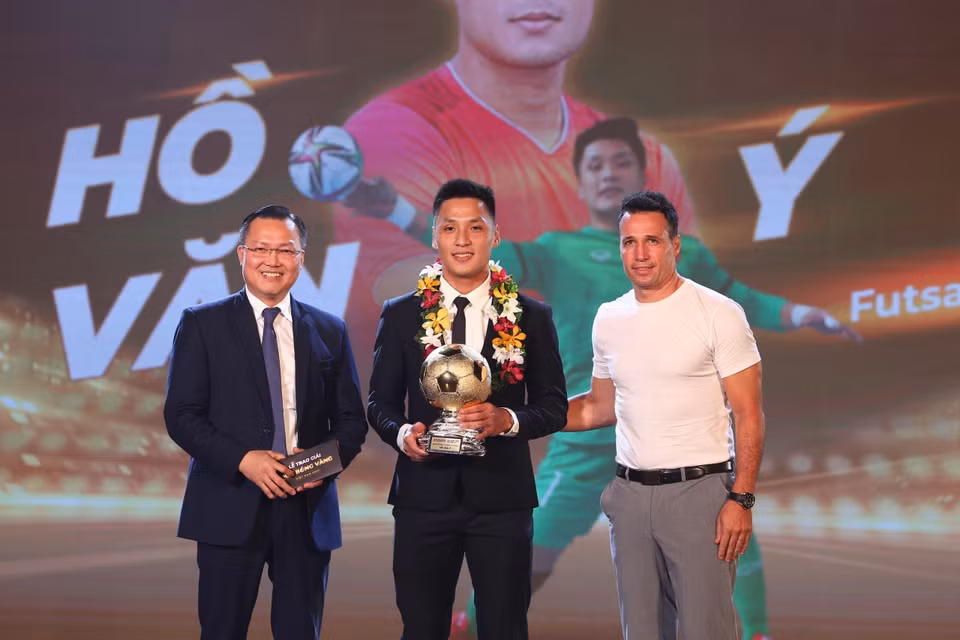 Huấn luyện viên Đội tuyển Futsal Việt Nam Diego Raul Giustozzi (phải) trao Giải thưởng Quả bóng Vàng Futsal Việt Nam năm 2022 cho thủ môn Hồ Văn Ý. (Ảnh: Thanh Vũ/TTXVN)