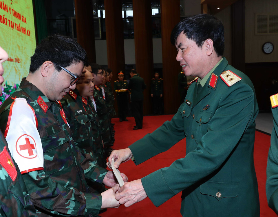 Lãnh đạo Tổng cục Hậu cần tặng quà, động viên cán bộ, chiến sỹ trước khi lên đường. (Ảnh: Trọng Đức/TTXVN)