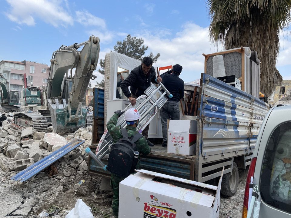 Các chiến sỹ lực lượng cứu hộ, cứu nạn của Quân đội Nhân dân Việt Nam giúp đỡ người dân di chuyển đồ khỏi nơi đổ nát. (Ảnh: TTXVN)