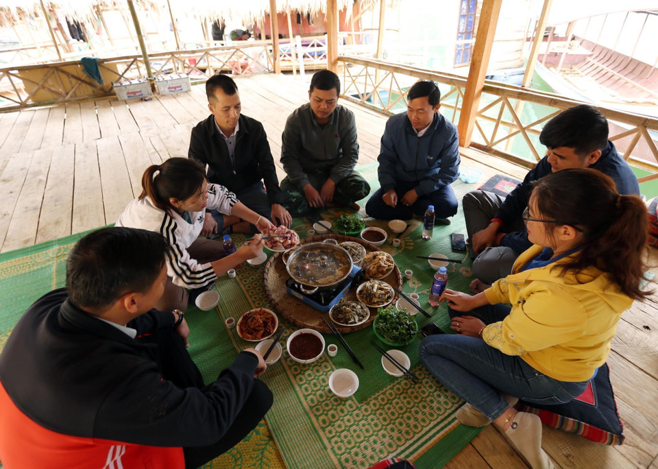 Du khách đến vịnh có thể được thưởng thức những món ăn do người dân bản địa nuôi chồng, chế biến ngay trên nhà nổi. (Ảnh: Quý Trung/TTXVN)