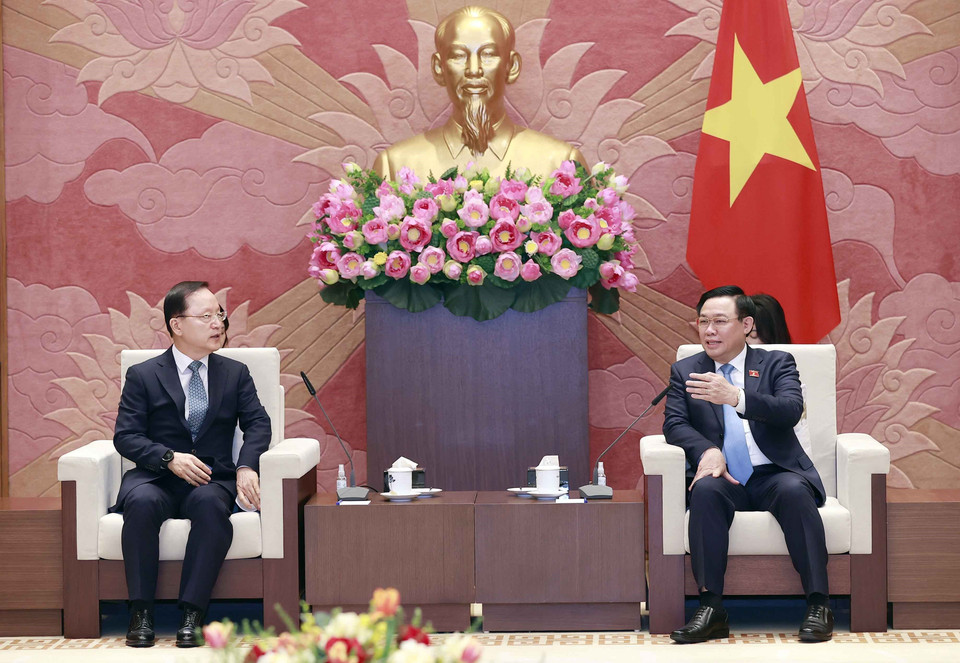 Chủ tịch Quốc hội Vương Đình Huệ tiếp ông Park Hark-kyu, Tổng Giám đốc phụ trách tài chính Công ty Samsung Electronics. (Ảnh: Doãn Tấn/TTXVN)