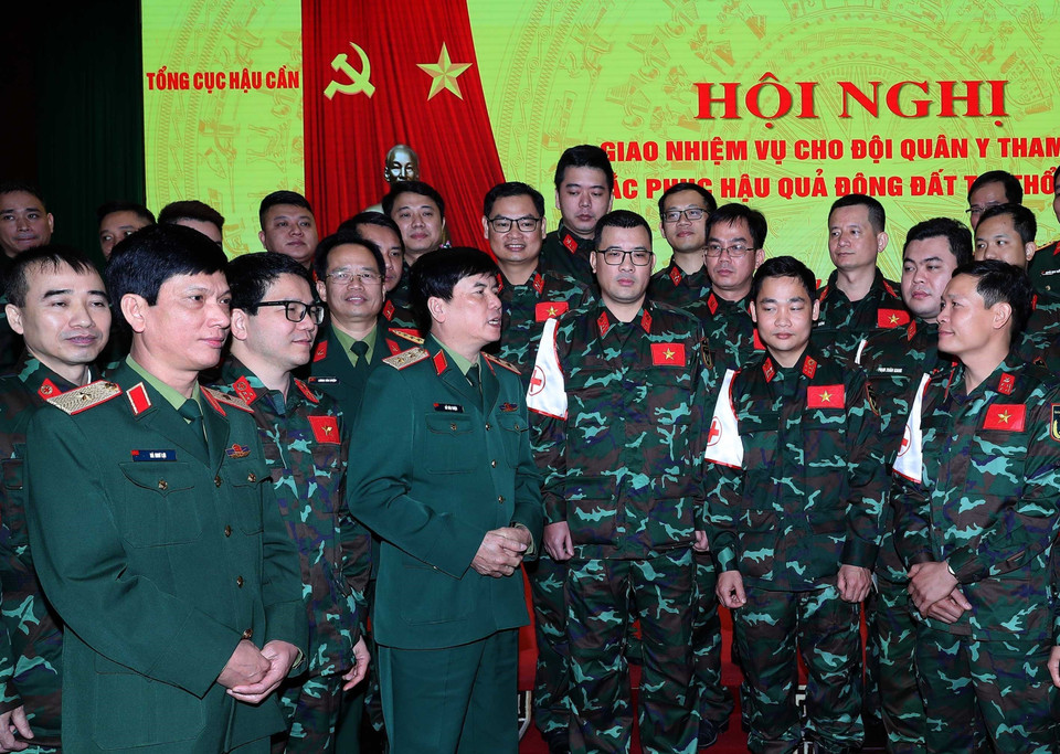 Lãnh đạo Tổng cục Hậu cần, các bệnh viện quân y và đơn vị trực thuộc Bộ Quốc phòng động viên cán bộ, chiến sỹ trước khi lên đường. (Ảnh: Trọng Đức/TTXVN)