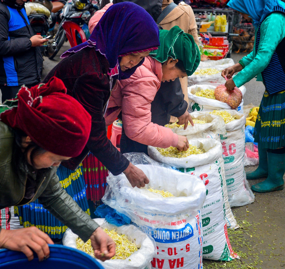 Bà con dân tộc bày bán nông sản tại chợ phiên Mèo Vạc (Mèo Vạc, Hà Giang). (Ảnh: Nam Thái/TTXVN)