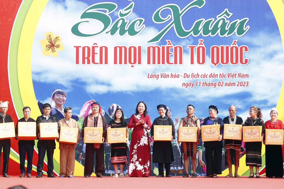 Quyền Chủ tịch nước Võ Thị Ánh Xuân tặng quà cho đại diện các dân tộc Việt Nam. (Ảnh: Thống Nhất/TTXVN)