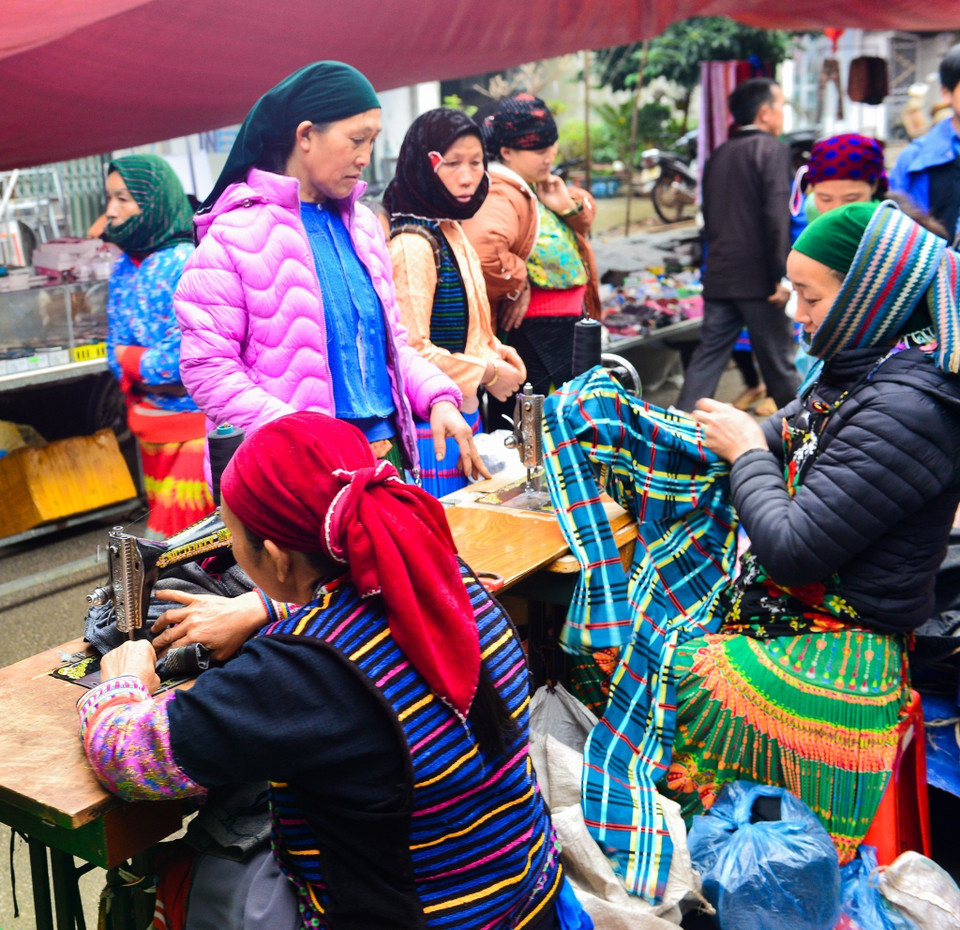 Dịch vụ may, sửa quần áo lấy ngay tại Chợ phiên Mèo Vạc (Mèo Vạc, Hà Giang). (Ảnh: Nam Thái/TTXVN)