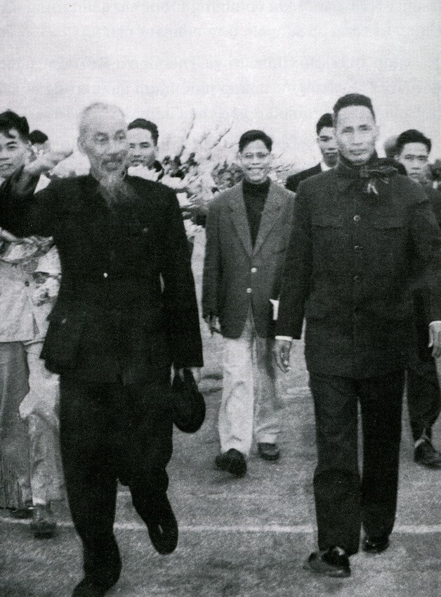 Phóng viên Lê Việt Thảo của Việt Nam Thông tấn xã (đeo kính, giữa) thường xuyên theo sát các hoạt động của Chủ tịch Hồ Chí Minh và các đồng chí lãnh đạo Đảng, Nhà nước để đưa tin. (Ảnh: Tư liệu TTXVN)