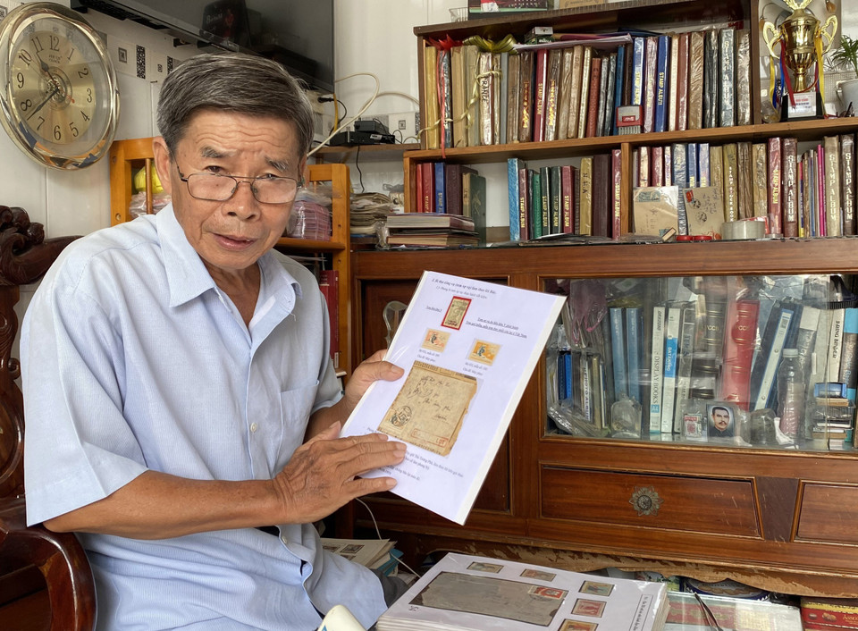 Ông Trần Hữu Huệ luôn tự hào vì là người ở Việt Nam duy nhất cho đến hiện nay còn lưu giữ được Bộ tem triển lãm bì thư công vụ (tem sự vụ). (Ảnh: Công Mạo/TTXVN)