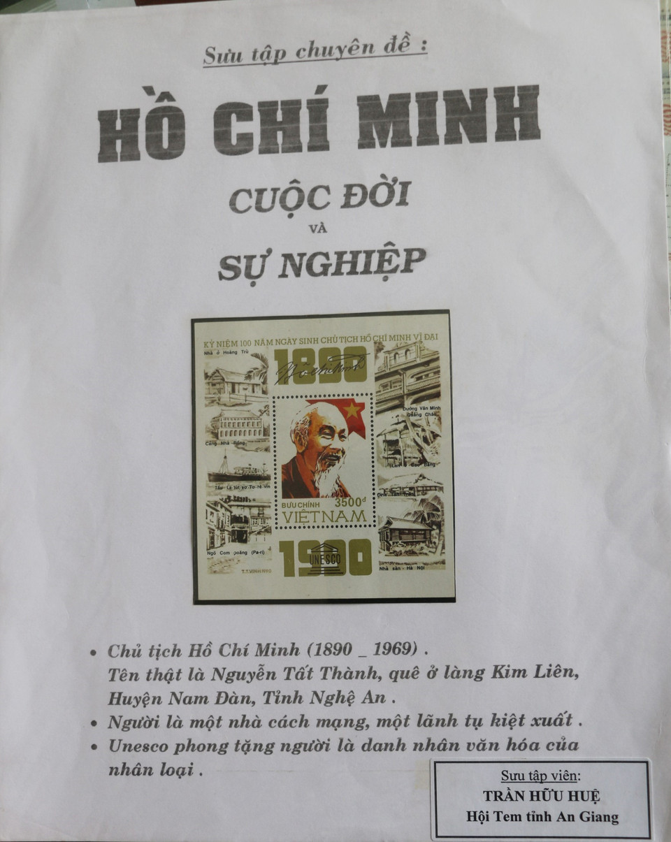 Bộ sưu tập tem về Bác Hồ có chủ đề 'Hồ Chí Minh cuộc đời và sự nghiệp' từng giúp ông Huệ đoạt Huy chương Đồng ở Triển lãm tem quốc gia năm 2005 tại Hà Nội. (Ảnh: Công Mạo/TTXVN)
