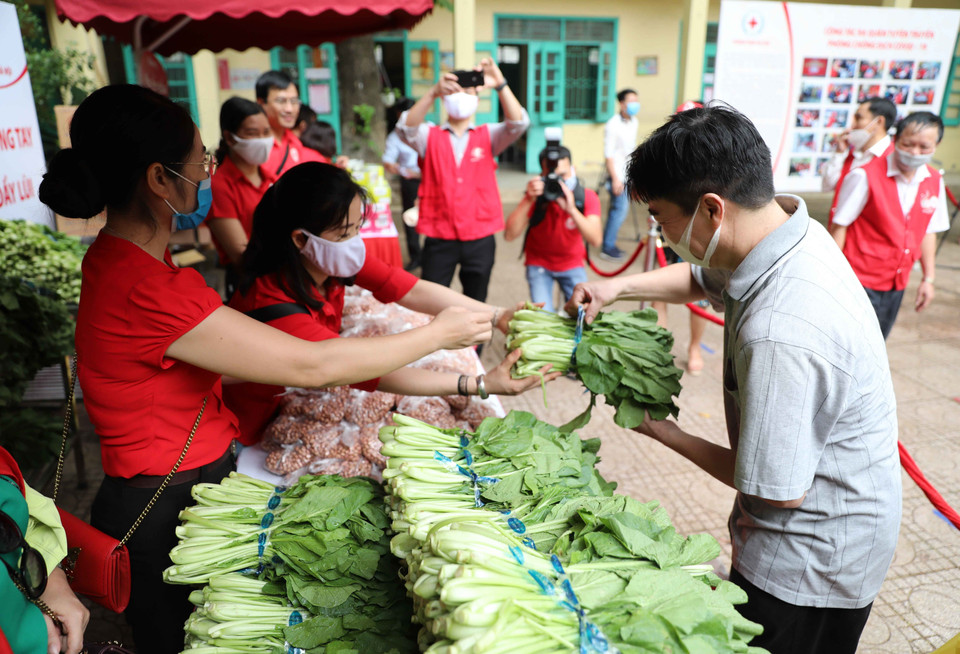 Người khuyết tật, người có hoàn cảnh khó khăn trên địa bàn quận Hoàn Kiếm nhận những phần hỗ trợ tại Chợ Nhân đạo. (Ảnh: Thanh Tùng/TTXVN)