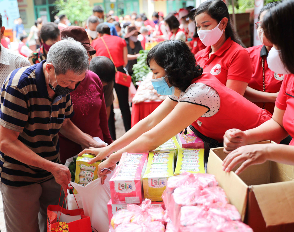 Người khuyết tật, người có hoàn cảnh khó khăn nhận những phần hỗ trợ tại Chợ Nhân đạo. (Ảnh: Thanh Tùng/TTXVN)