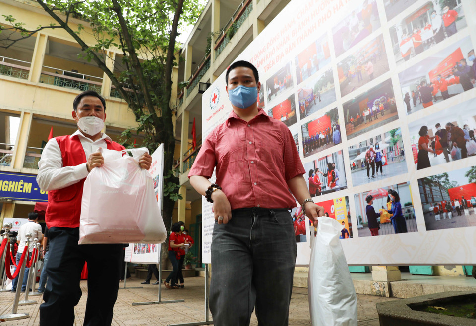 Người khuyết tật, người có hoàn cảnh khó khăn trên địa bàn quận Hoàn Kiếm nhận những phần hỗ trợ tại Chợ Nhân đạo. (Ảnh: Thanh Tùng/TTXVN)