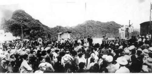 Bác Hồ về thăm làng cá Cát Hải (Hải Phòng), ngày 31/3/1959. (Ảnh: Tư liệu TTXVN)