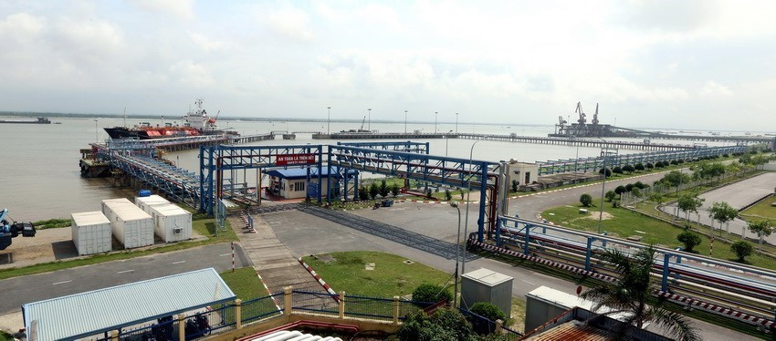 Cảng lỏng 10.000 tấn tại Khu hóa chất-hóa dầu, Khu công nghiệp Đình Vũ, góp phần thúc đẩy phát triển ngành công nghiệp hóa dầu tại KKT Đình Vũ-Cát Hải. (Ảnh: Danh Lam/TTXVN)