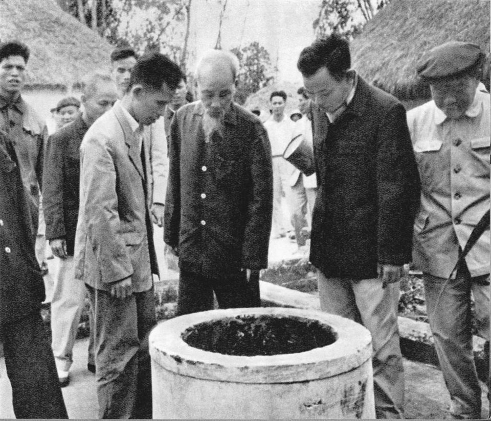 Thăm xã Nam Chính, huyện Nam Sách, tỉnh Hải Dương, Bác Hồi căn dặn nhân dân thực hiện nếp sống văn hóa mới, đào giếng để có nước sạch (15/2/1965). (Ảnh: Tư liệu TTXVN)