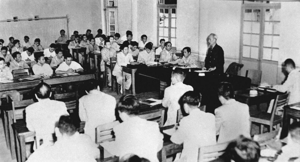 Chủ tịch Hồ Chí Minh chủ trì phiên họp Hội nghị Trung ương lần thứ 16 (4/1959). (Ảnh: Tư liệu TTXVN)
