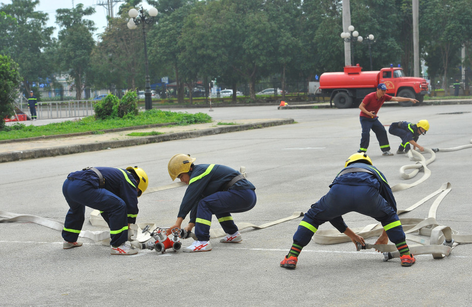 Thao tác rải dây được huấn luyện thuần thục xử lý nhanh khi xảy ra cháy. (Ảnh: Minh Đức/TTXVN)