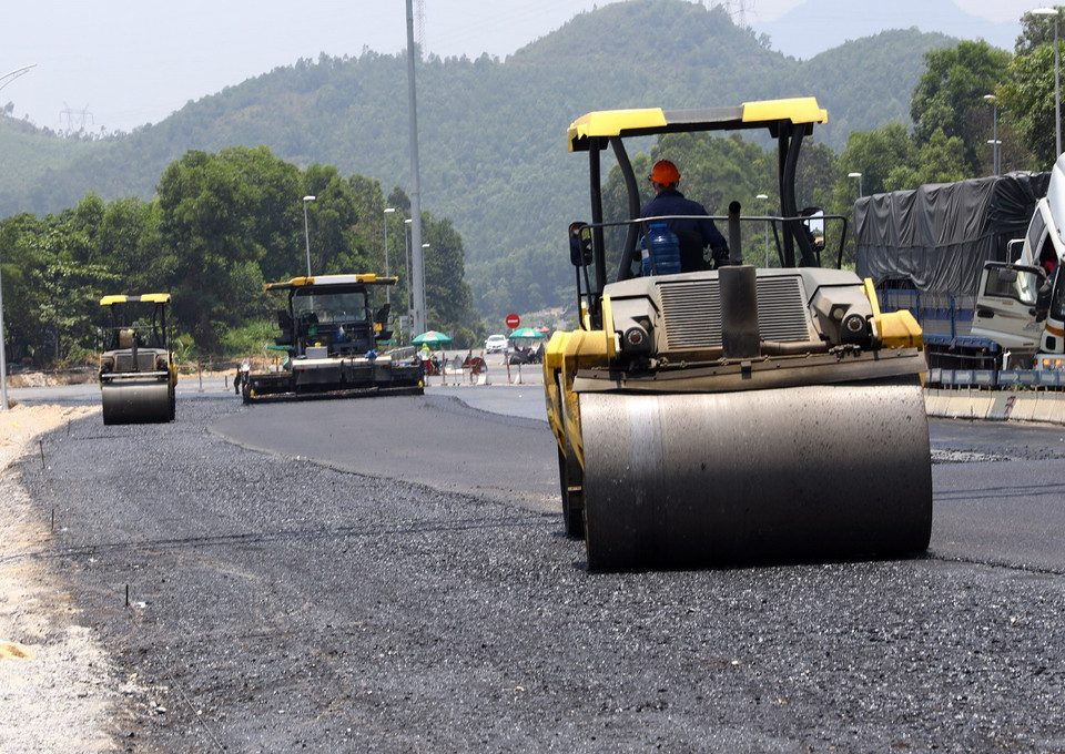 Thảm bêtông nhựa tại đường dẫn phía Nam hầm Hải Vân (địa phận Đà Nẵng). (Ảnh: Huy Hùng/TTXVN)