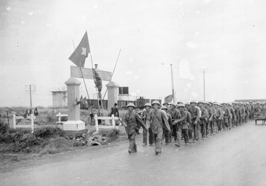 Bộ đội tiếp quản vùng Thượng Lý. (Ảnh: Tư liệu TTXVN)