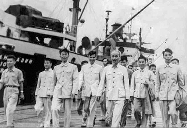 Bác Hồ thăm cảng Hải Phòng, ngày 30/5/1957. (Ảnh: Tư liệu TTXVN)